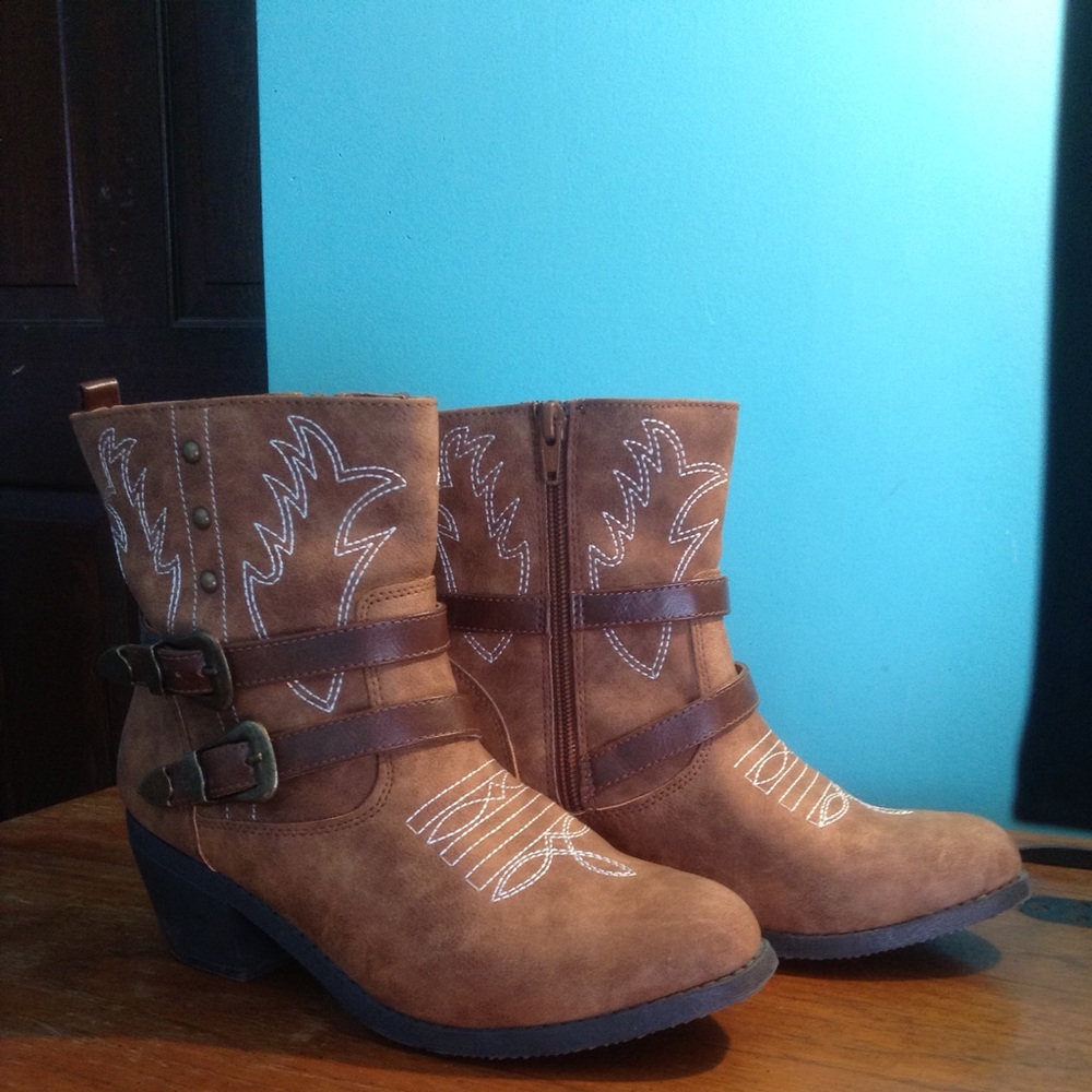 Boots - Picture 4 of 8